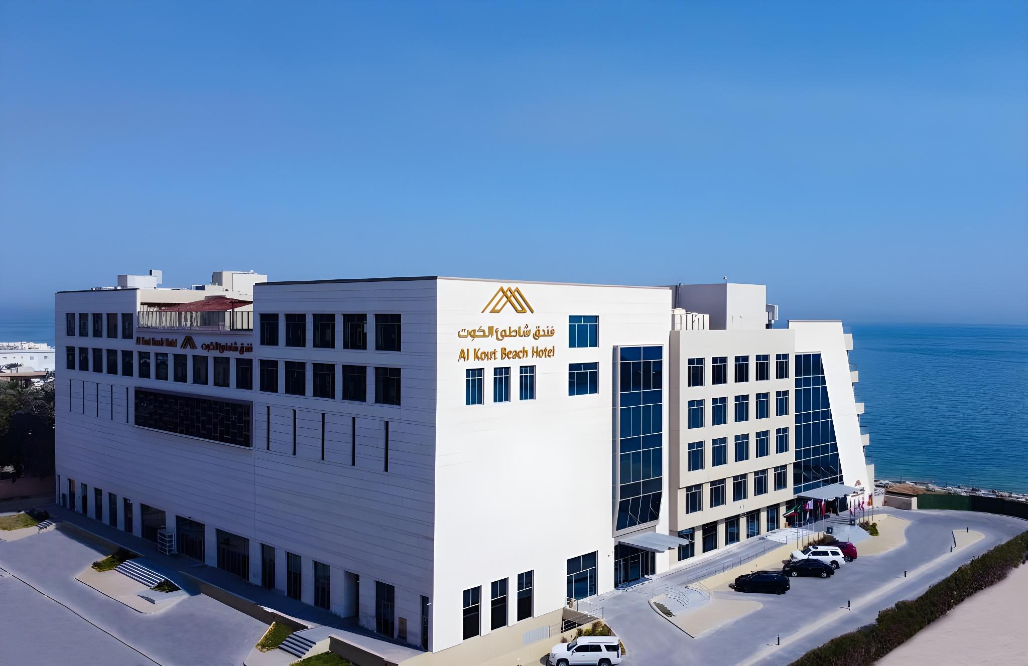 Deluxe King / Twin Room with Partial Sea View