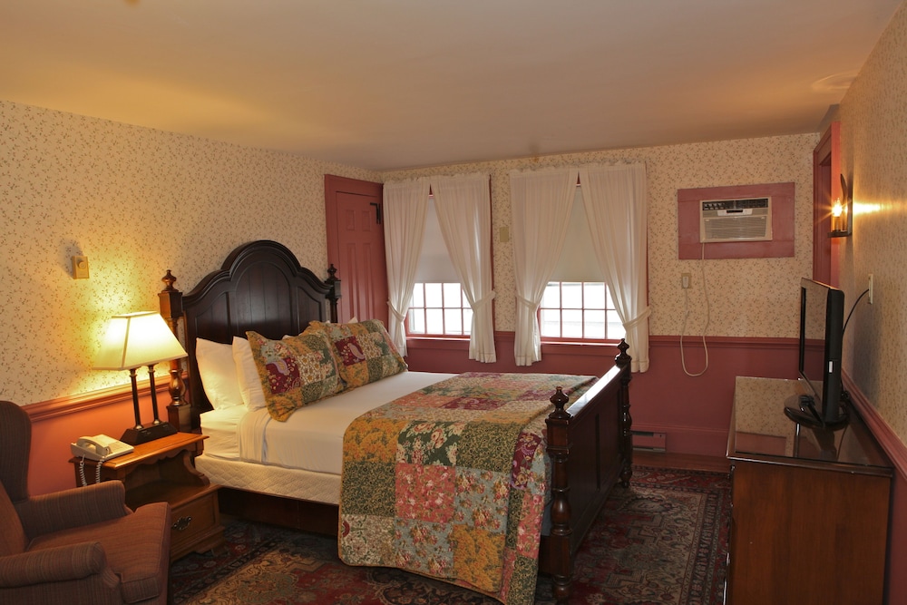 Publick House Historic Inn And Country Motor Lodge 22/49