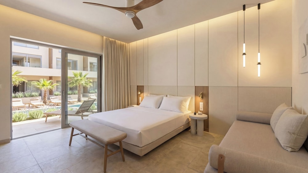 Essential, Queen Bed, Sofa, Private Pool