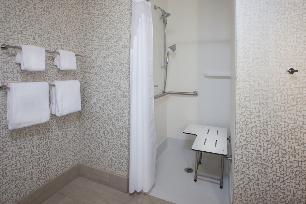 HOLIDAY INN EXPRESS & SUITES INDIANAPOLIS NE - NOBLESVILLE 19/66