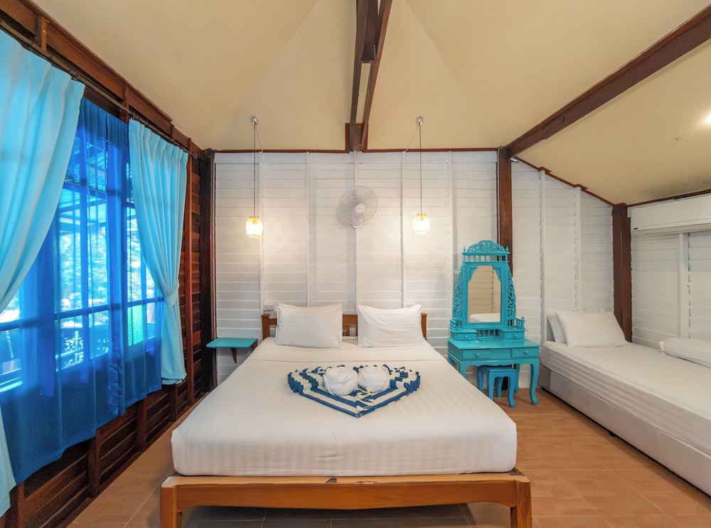 Garden, Family, Suite, 1 King and 1 Single Beds