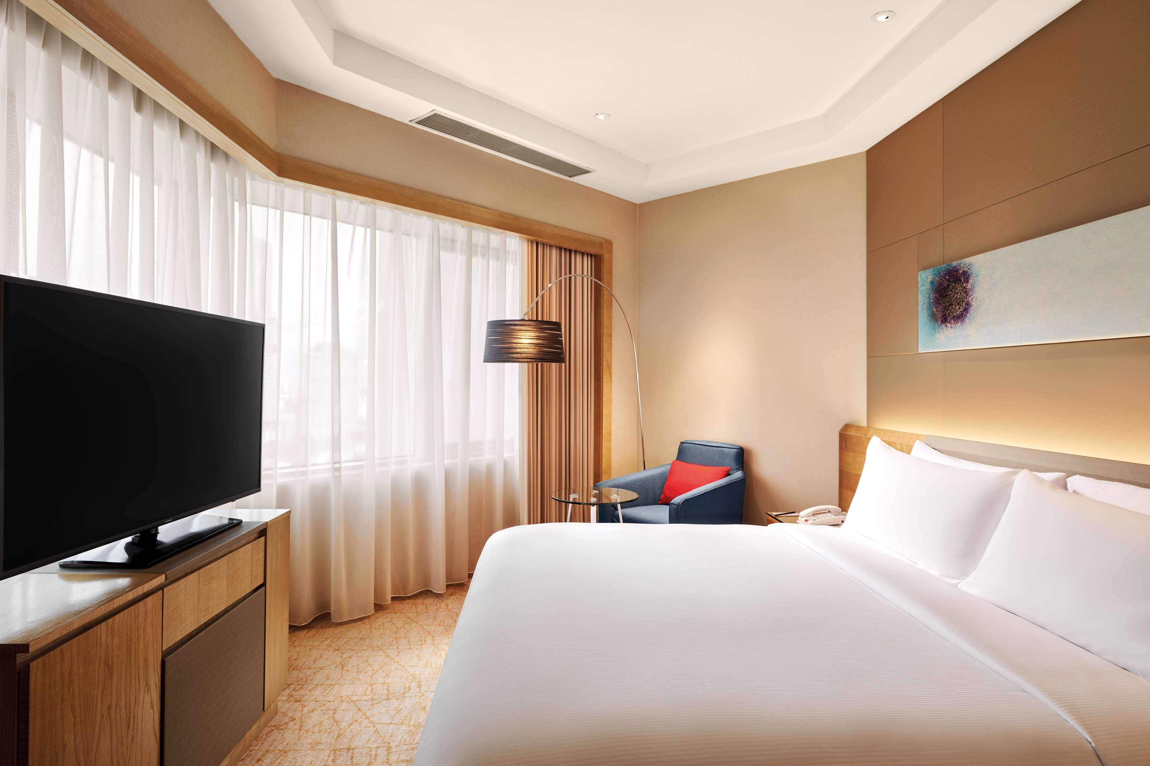 1 BEDROOM, SUITE, KING BED, BATHTUB