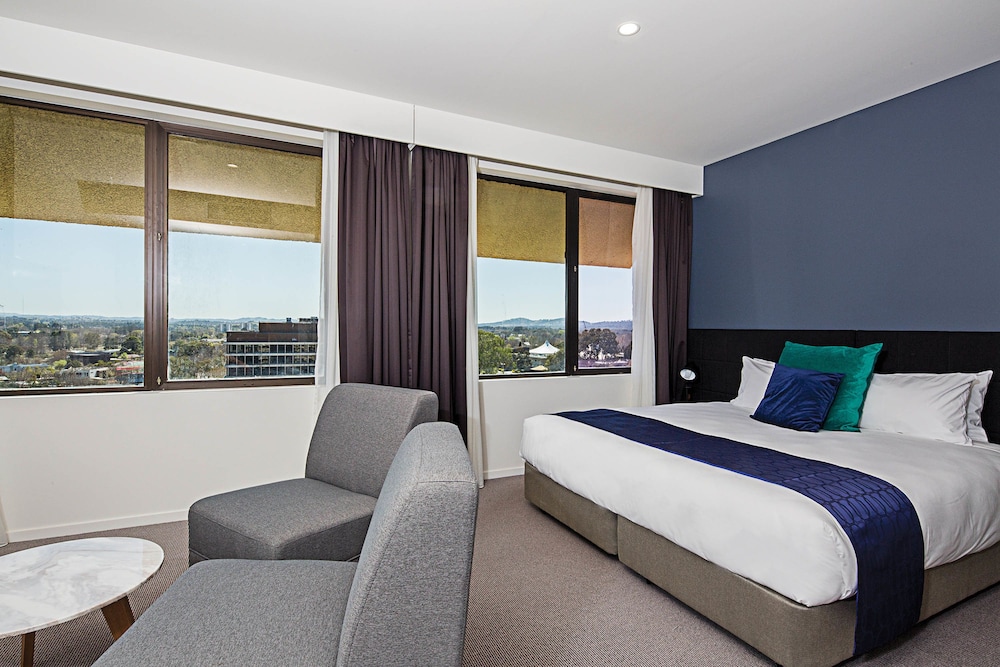 DELUXE, SUITE, DOUBLE OR TWIN BED