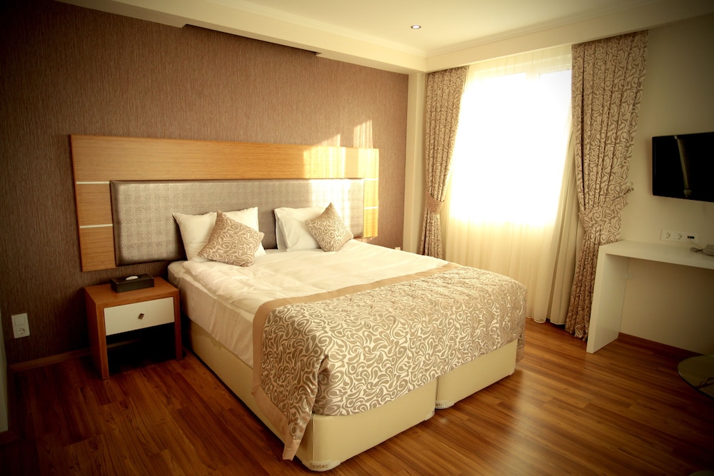 Edis Premier Hotel 11/37