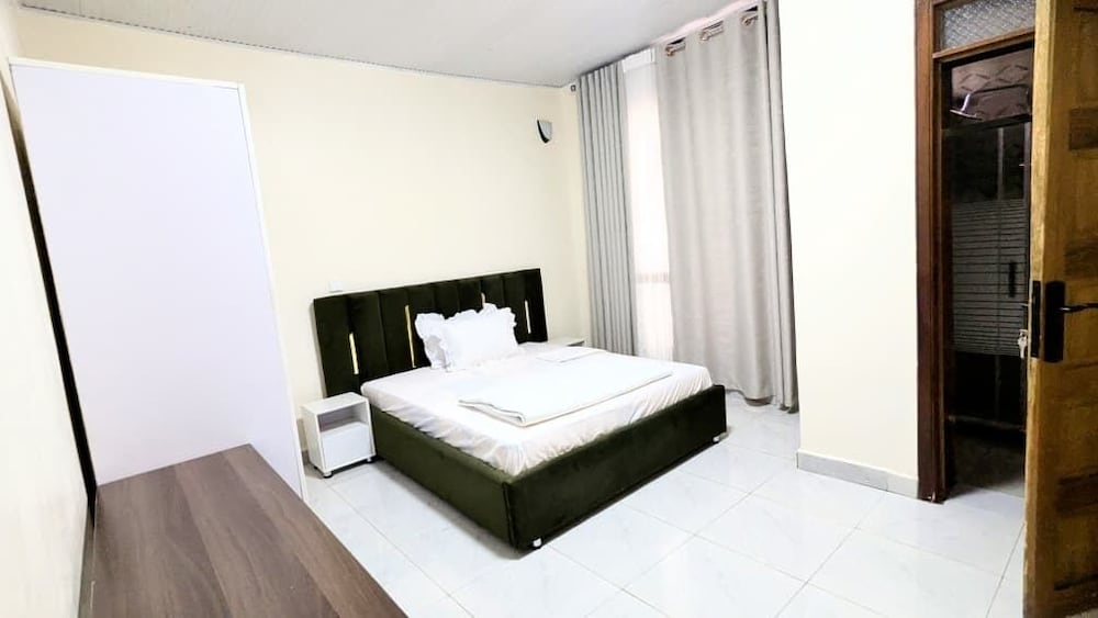 EXECUTIVE, SUITE