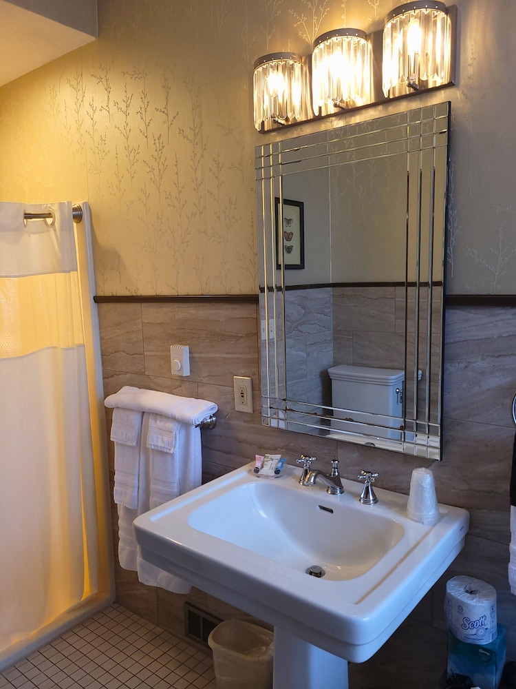 Altland House Inn and Suites 48/50