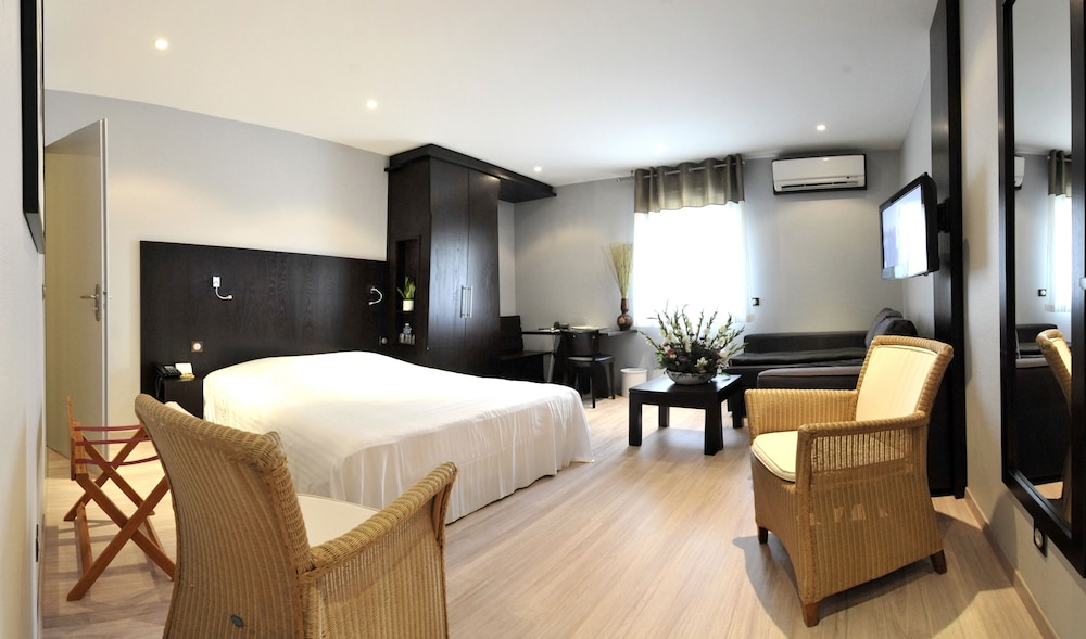 COTTAGE HOTEL 26/50