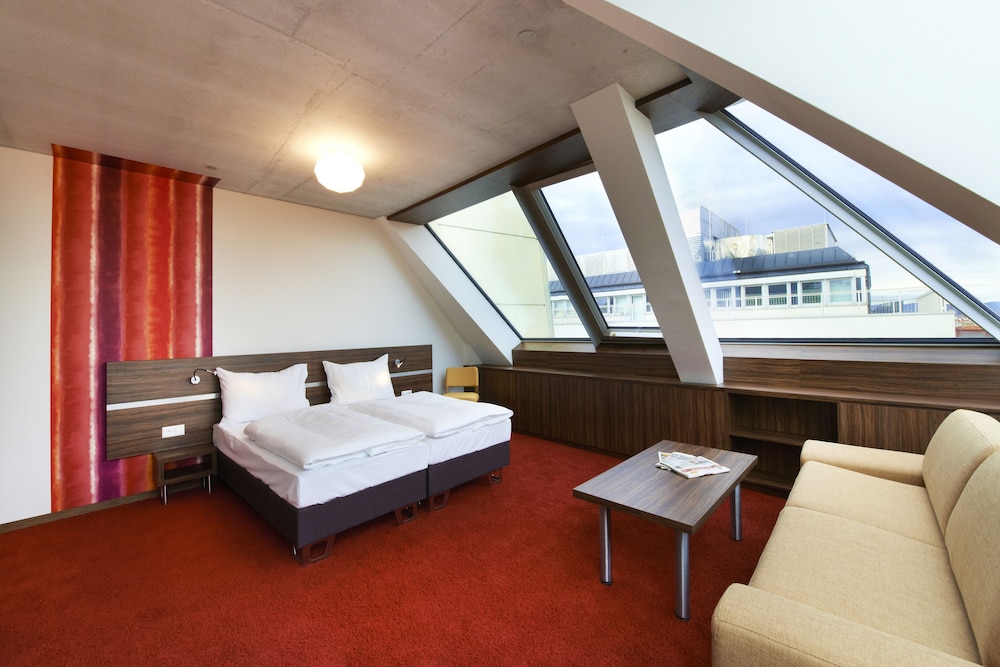 Simm's Hotel 7/41