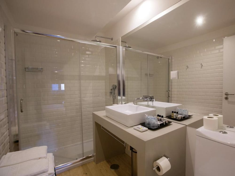 The 8 Downtown Suites 63/67