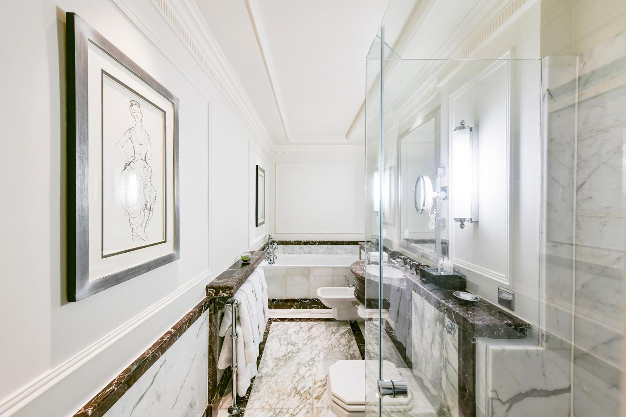 غرفة عائلية بسرير كينج وسريرين كوين بغرفتي نوم، The Savoy Hotel 5/5