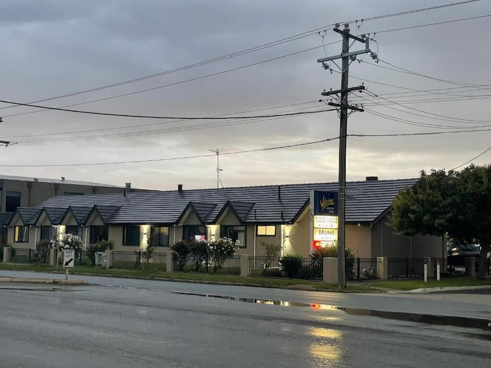 Tudor House Motor Inn 2/62