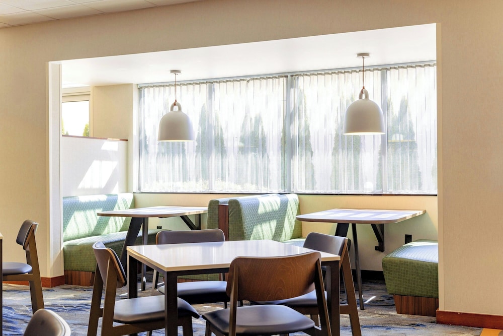 Fairfield Inn Suites Springfield Northampton Amherst 39/52