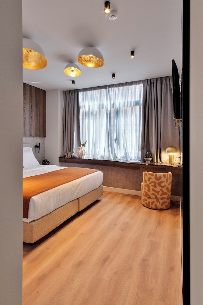Premium, Queen Bed, Street View