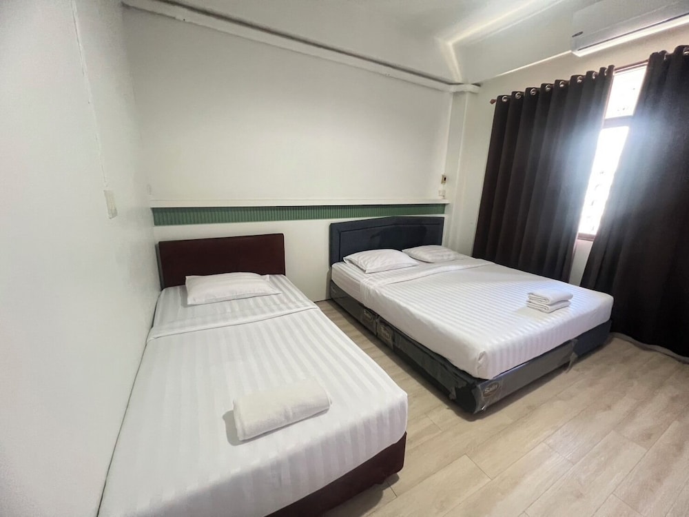 غرفة ثلاثية بسرير كينج وسرير فردي بشرفة