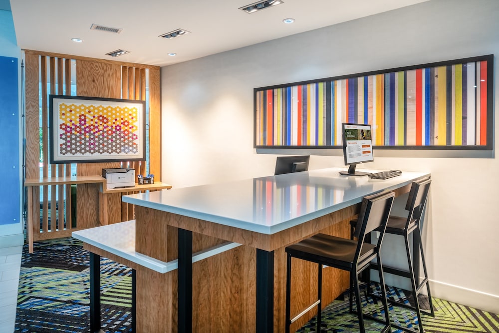 Holiday Inn Express Suites Atlanta Arpt Ne Hapeville 43/47
