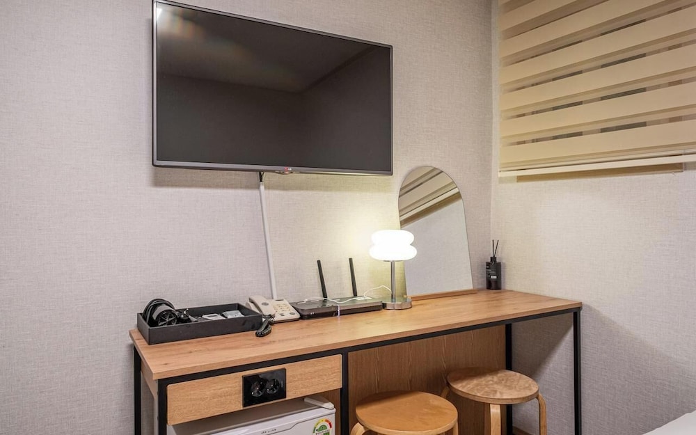 PEANUT HOTEL 11/61