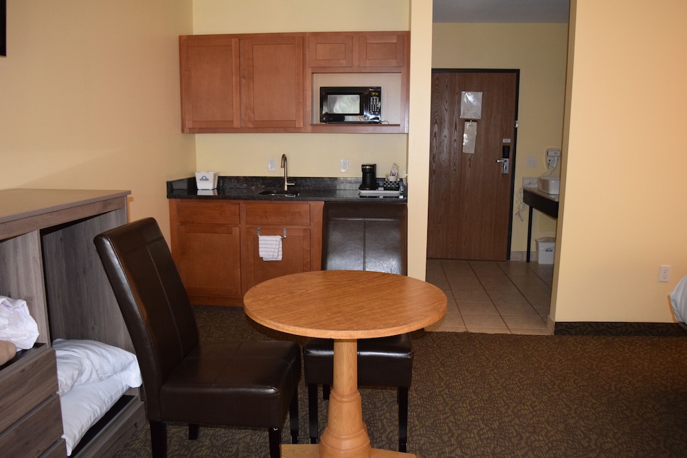 Days Inn By Wyndham Cadillac 34/39