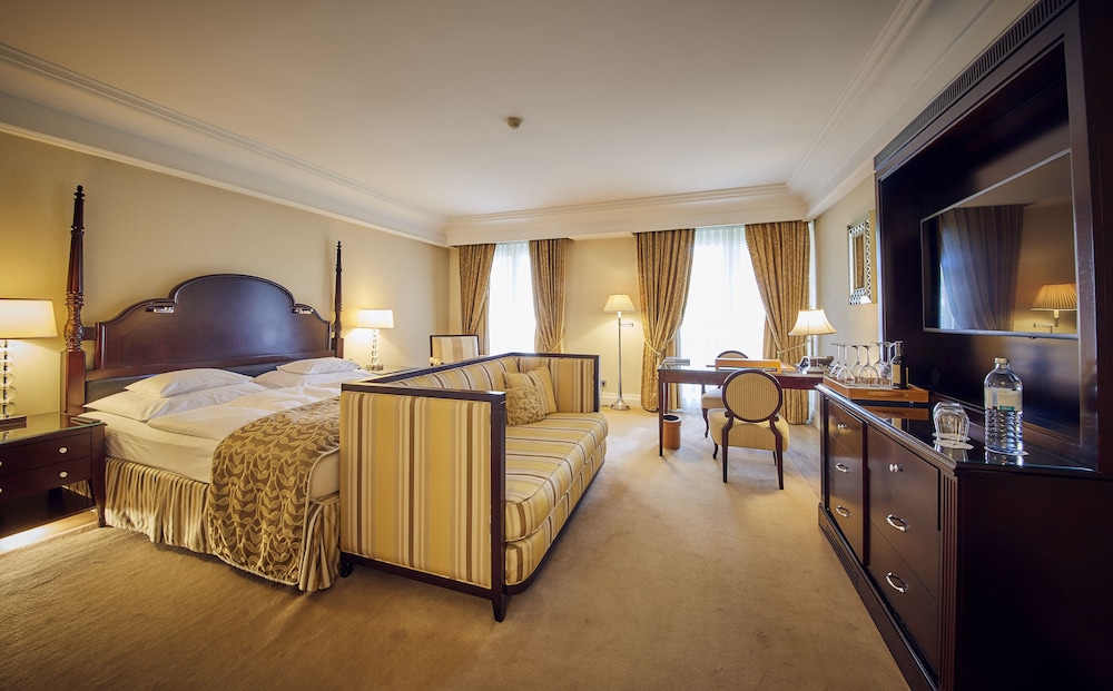 FALKENSTEINER SCHLOSSHOTEL VELDEN 32/83