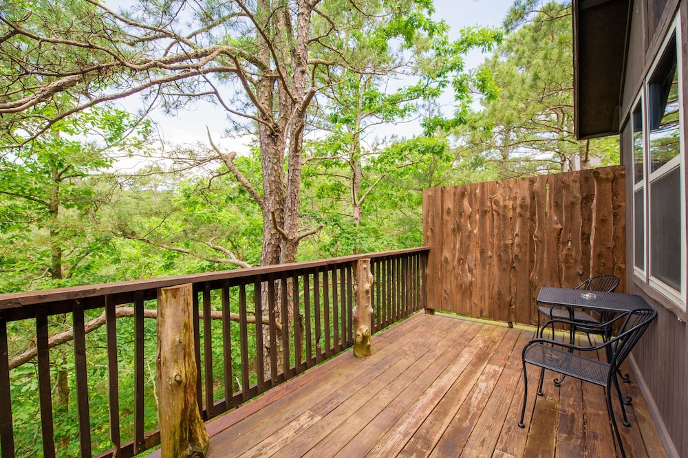 Eureka Springs Treehouses, Hobbit Caves &amp; Castles 1/52