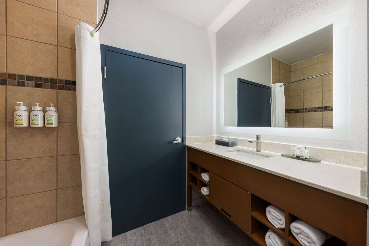 La Quinta Inn & Suites by Wyndham Ft. Worth - Forest Hill TX 46/49