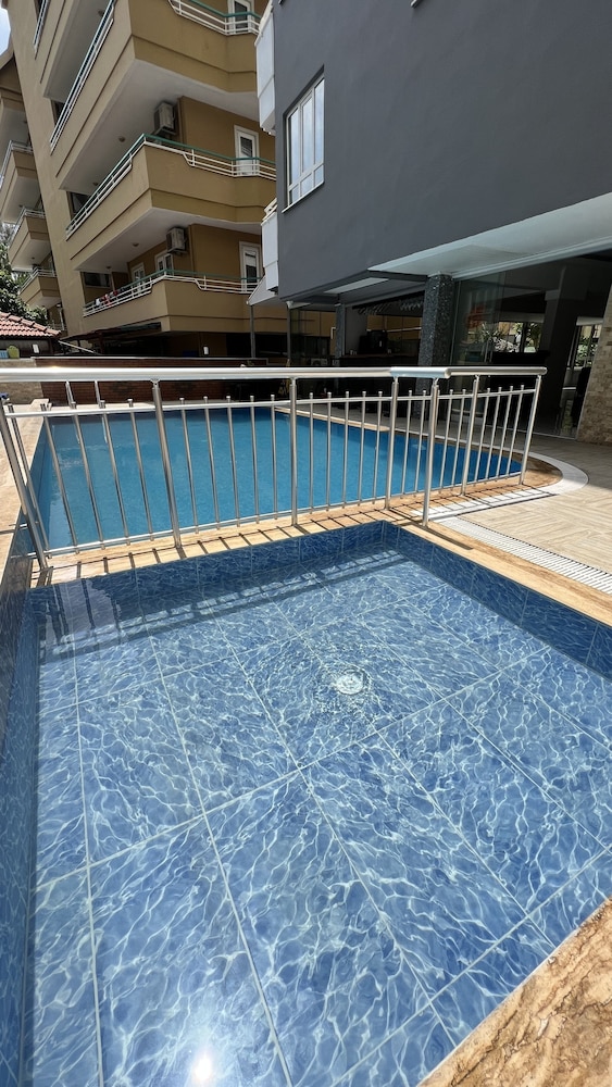 Miss Cleopatra Hotel 27/50