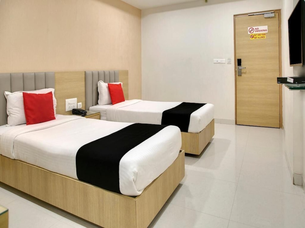 Oyo 14745 Veeraj Suites 29/50