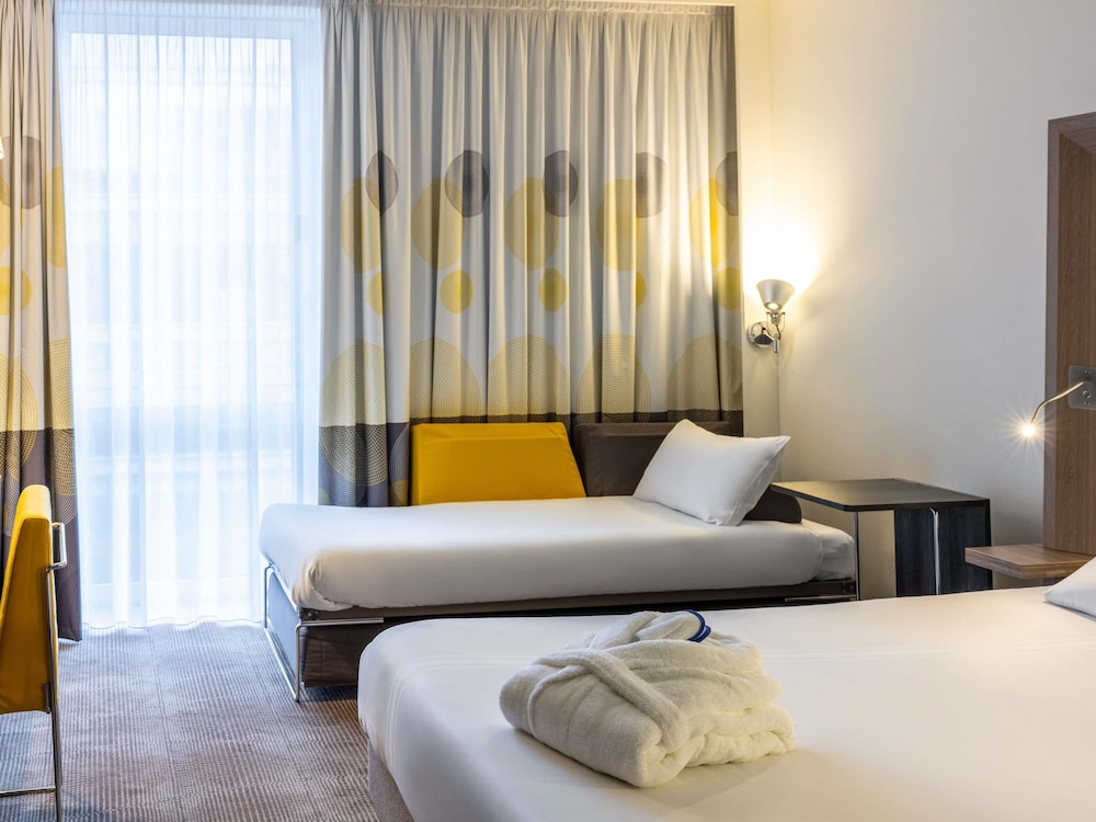 EXECUTIVE, QUEEN BED, SOFA