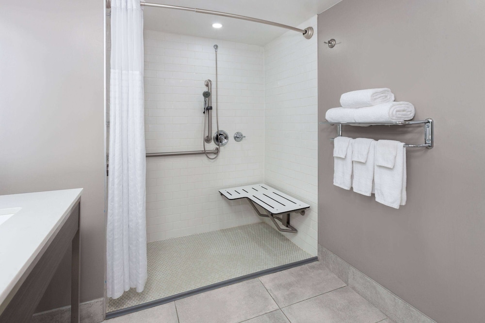 Super 8 by Wyndham Baltimore Northwest 35/40