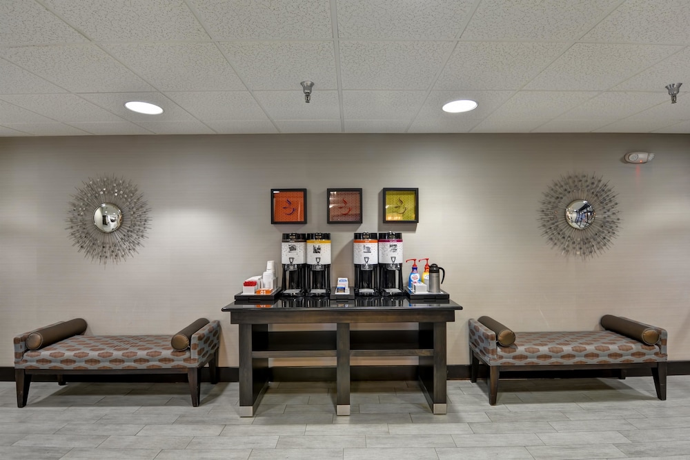 Hampton Inn State College 29/43