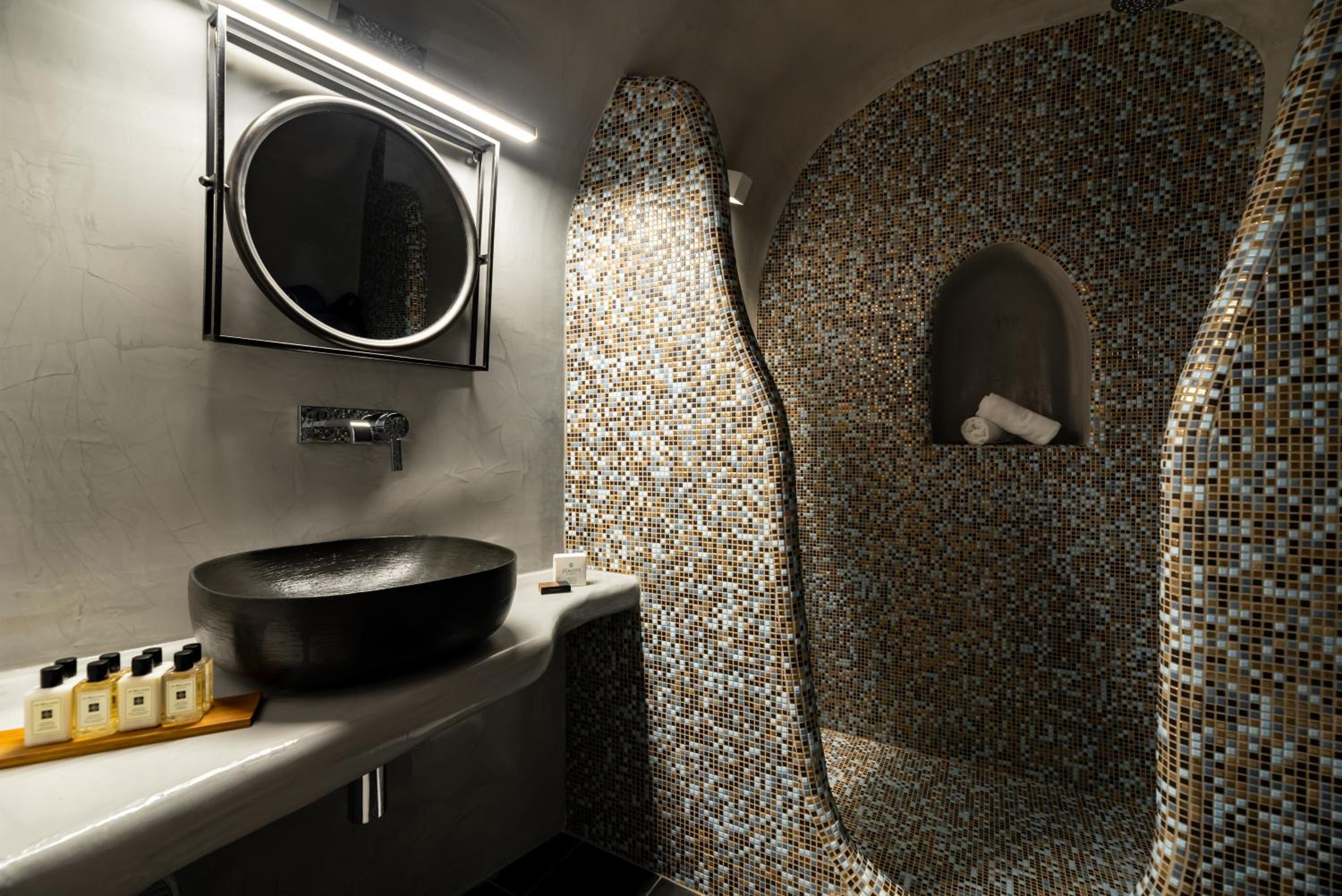 Elegant, Suite, Indoor Jetted Tub، Day Dream Luxury Suites 5/6