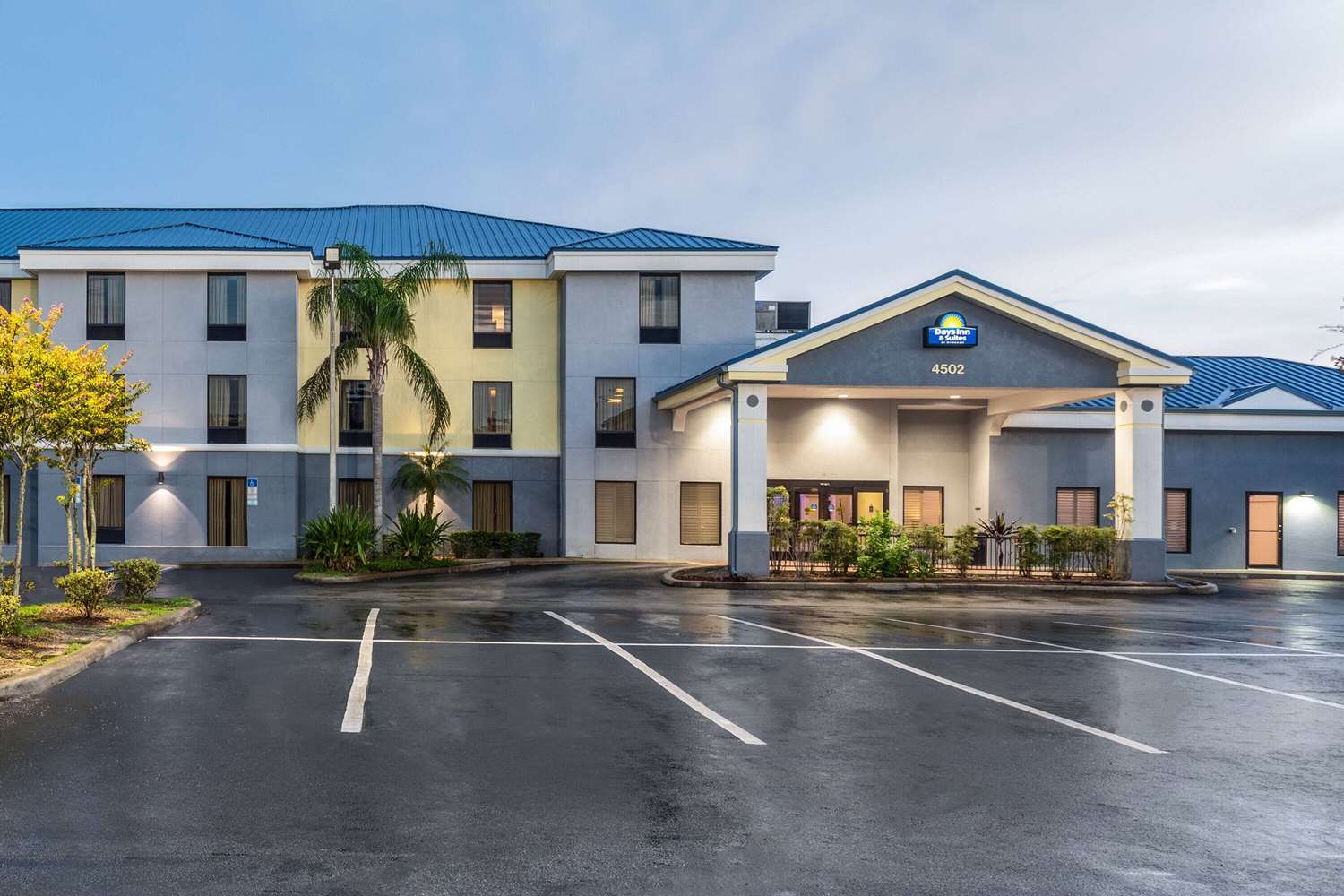 Days Inn & Suites by Wyndham Lakeland 76/85