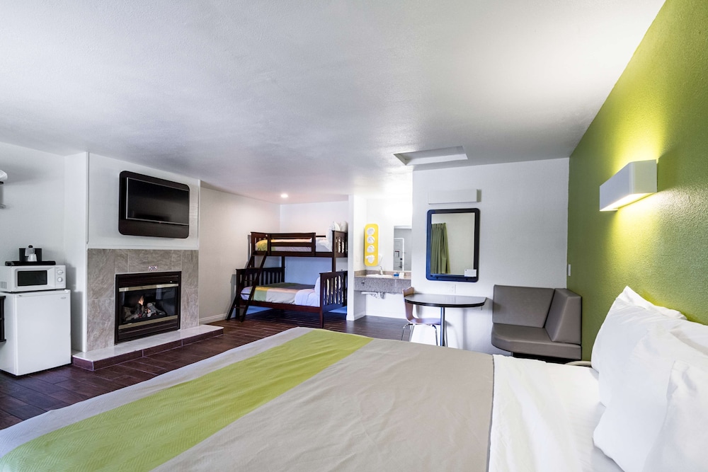 Motel 6 Monterey Downtown 25/66