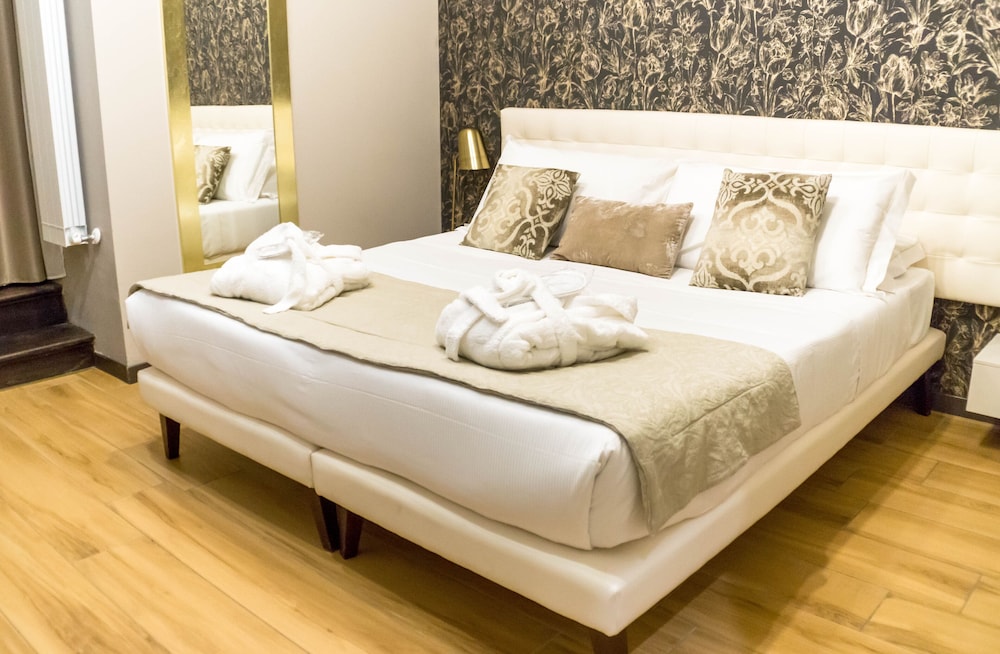 DELUXE, DOUBLE OR TWIN BED
