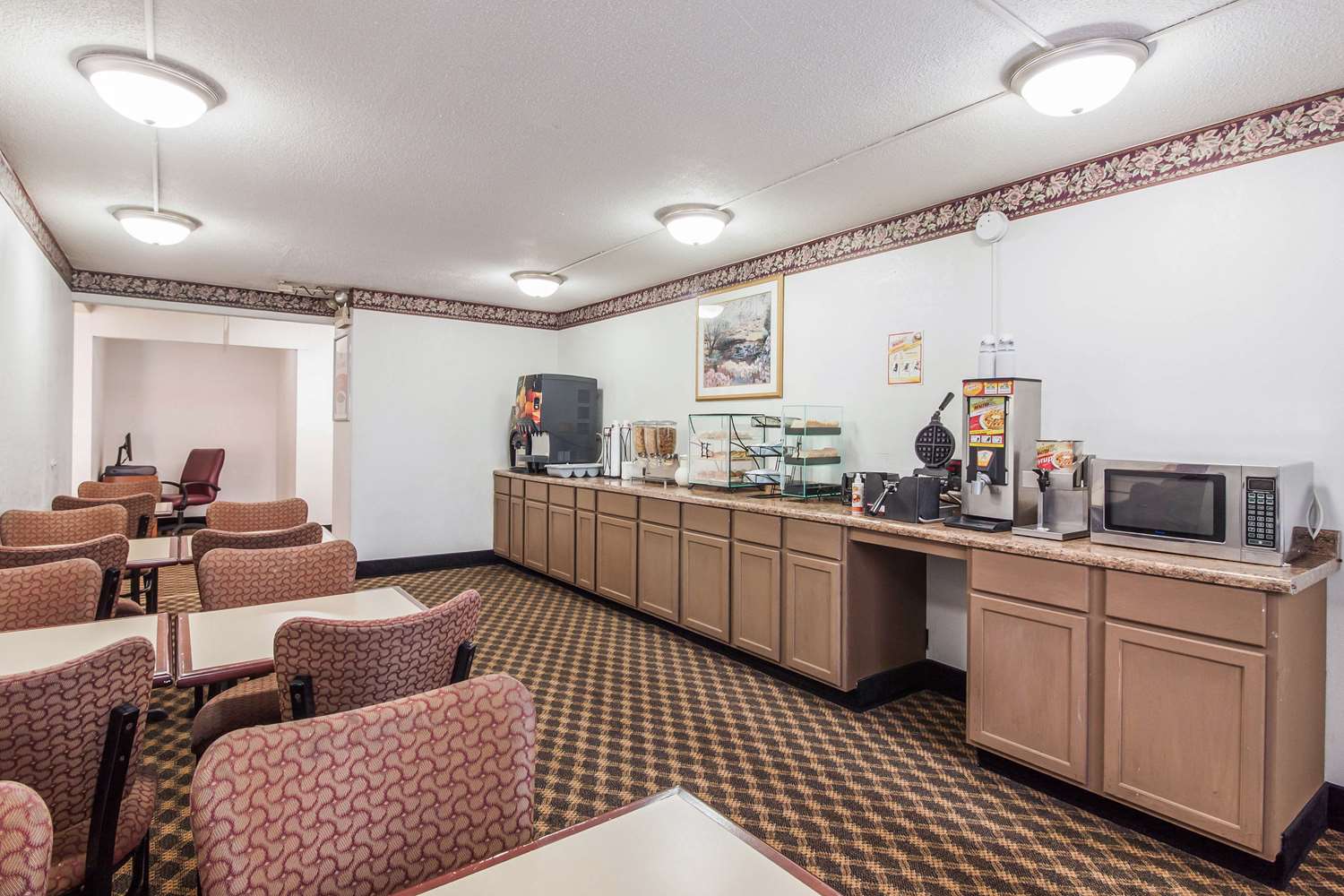 Econo Lodge Lexington, NE 26/44