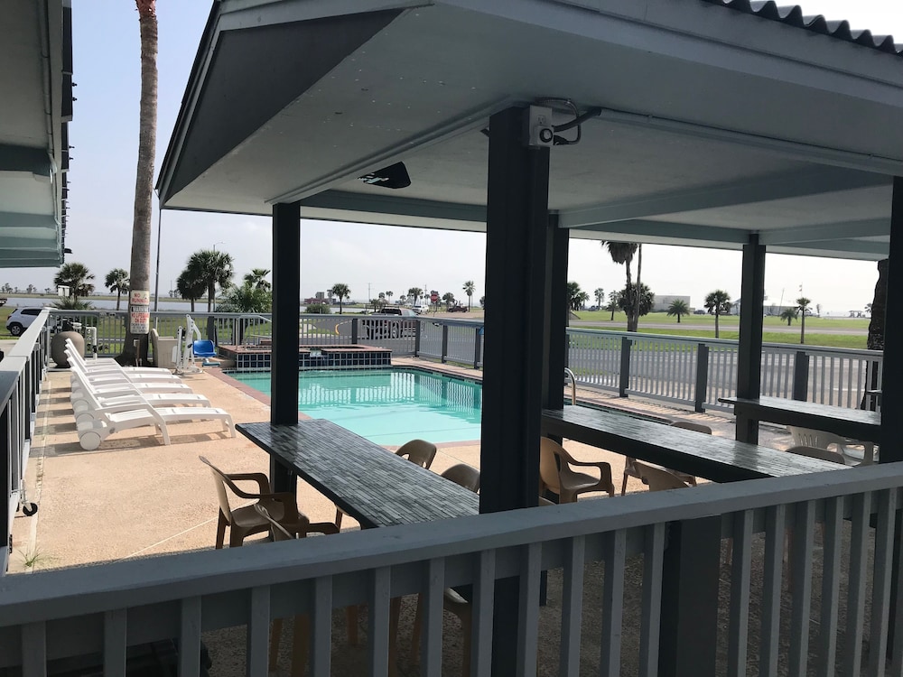 Blue Wave Inn 24/50