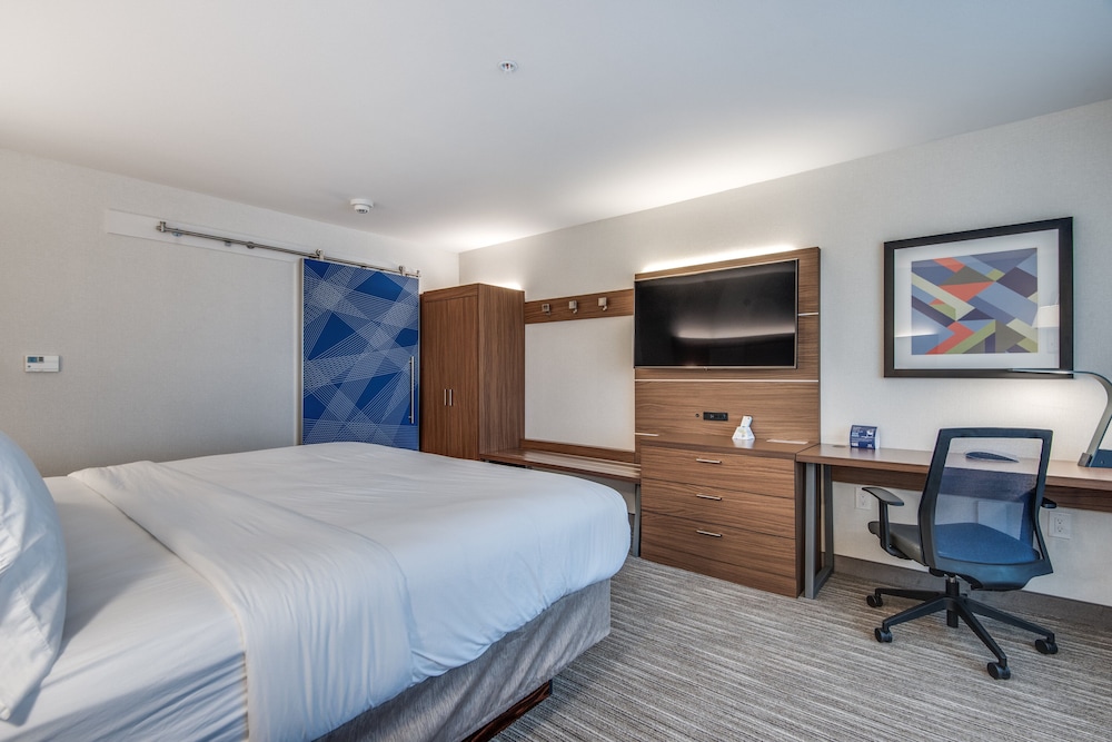 Holiday Inn Express And Suites Dallas North Addison 20/64