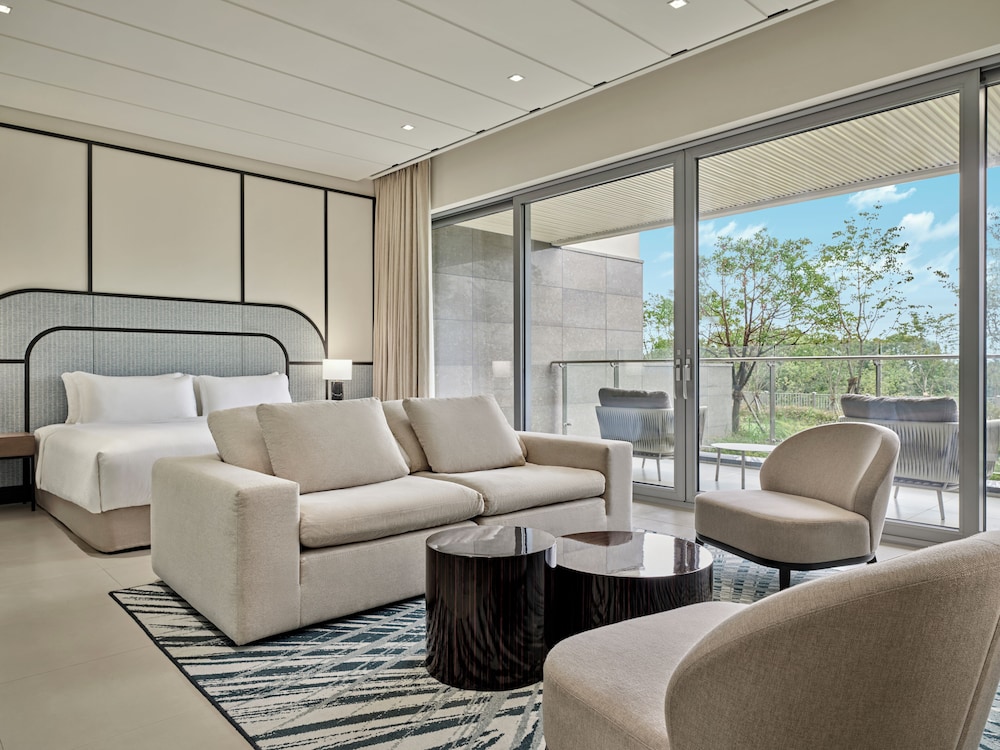 ARIA, HILL, STUDIO, SUITE, KING BED, GARDEN VIEW