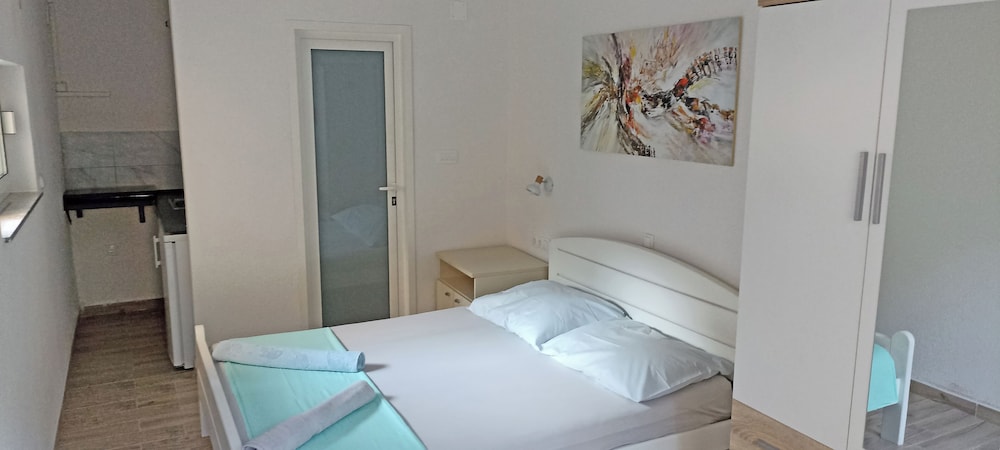 APARTMENT, QUEEN BED, TERRACE