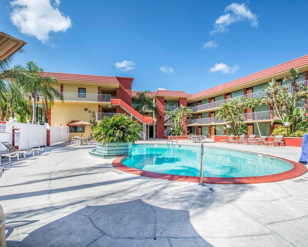 Quality Inn & Suites At Tropicana Field 35/39