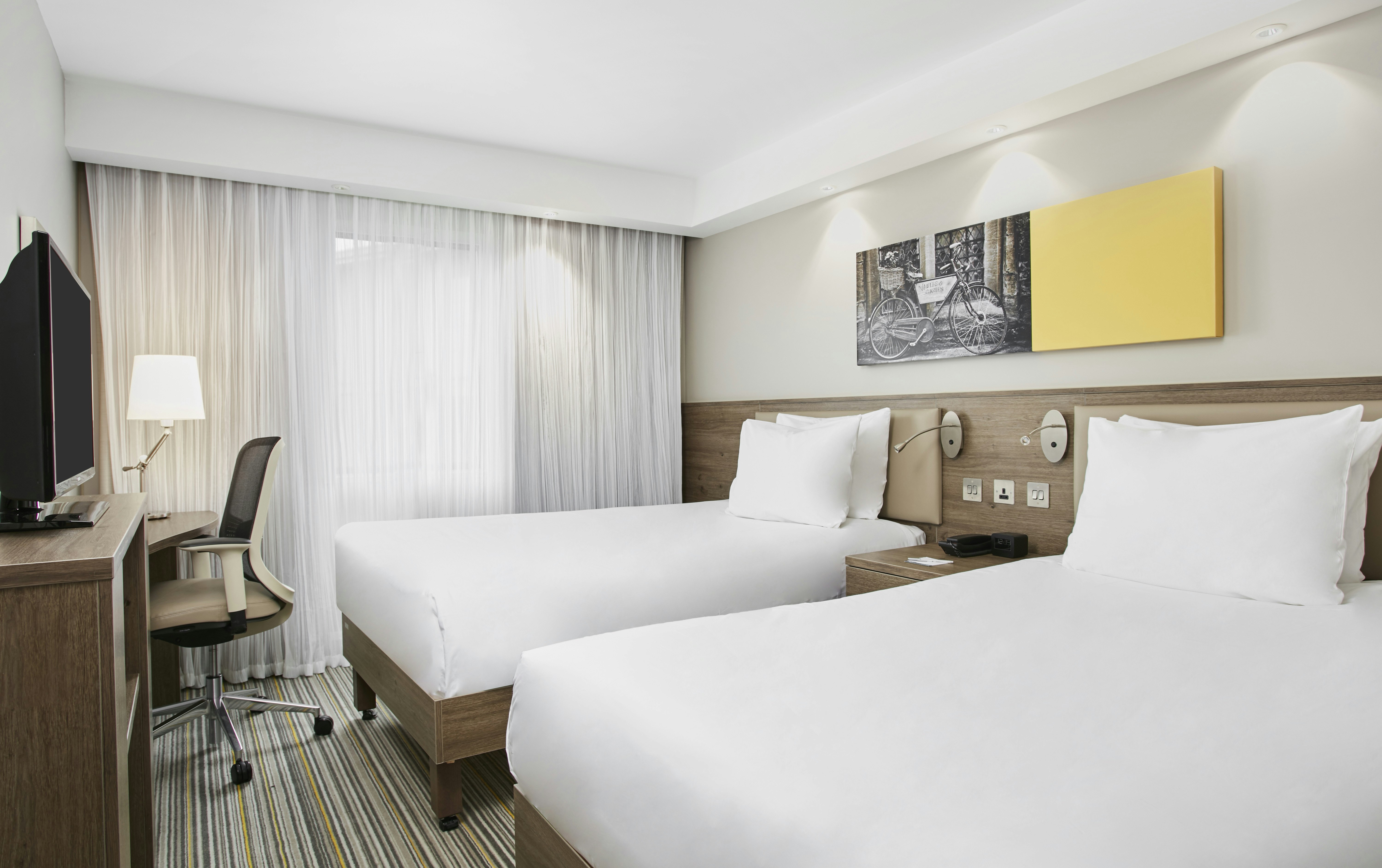 ROOM, TWIN BEDS