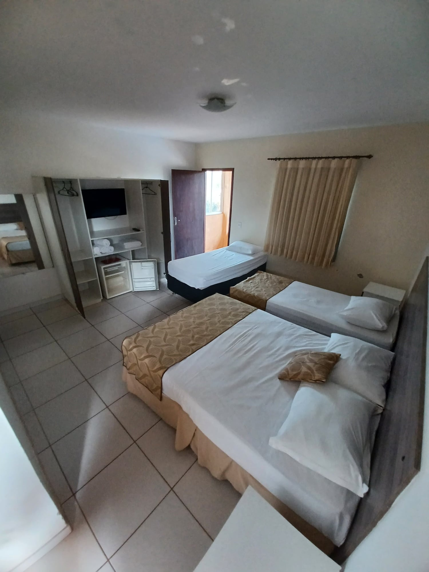 ROOM, QUADRUPLE