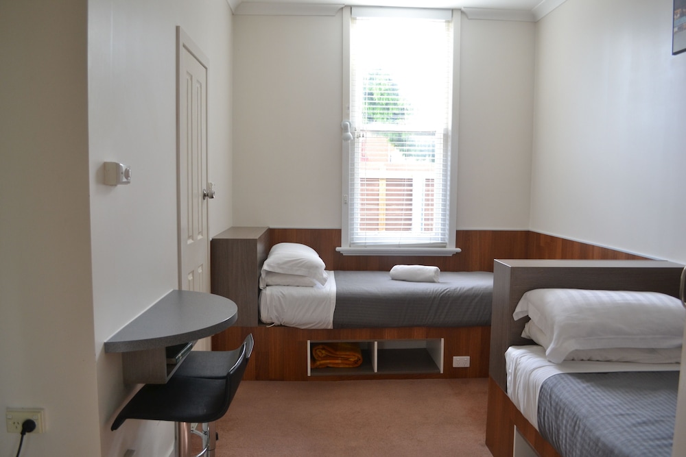 HOBART TOWER MOTEL 6/43