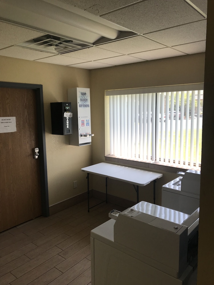 Quality Inn & Suites Benton Harbor - St. Joseph 18/24