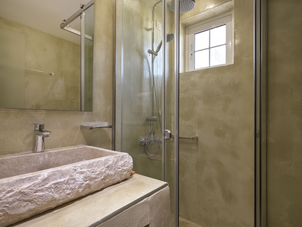 Koukounaria Hotel And Suites 72/74
