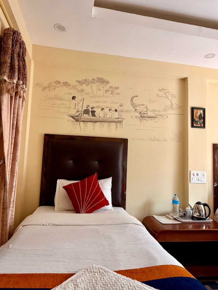 DELUXE, DOUBLE OR TWIN BED