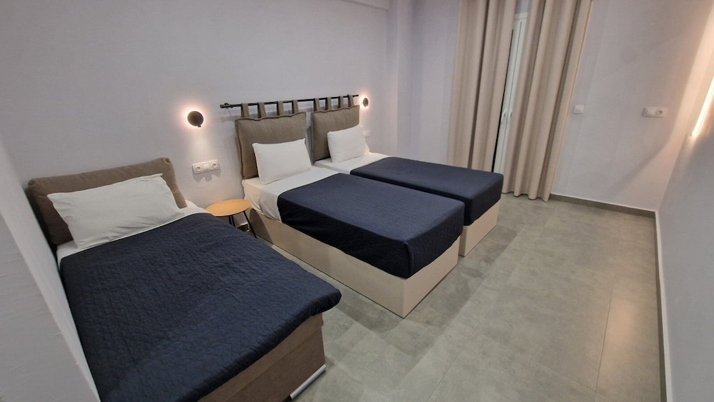 غرفة بسريرين منفصلين مع أريكة، Wilde Rose Hotel 9/10