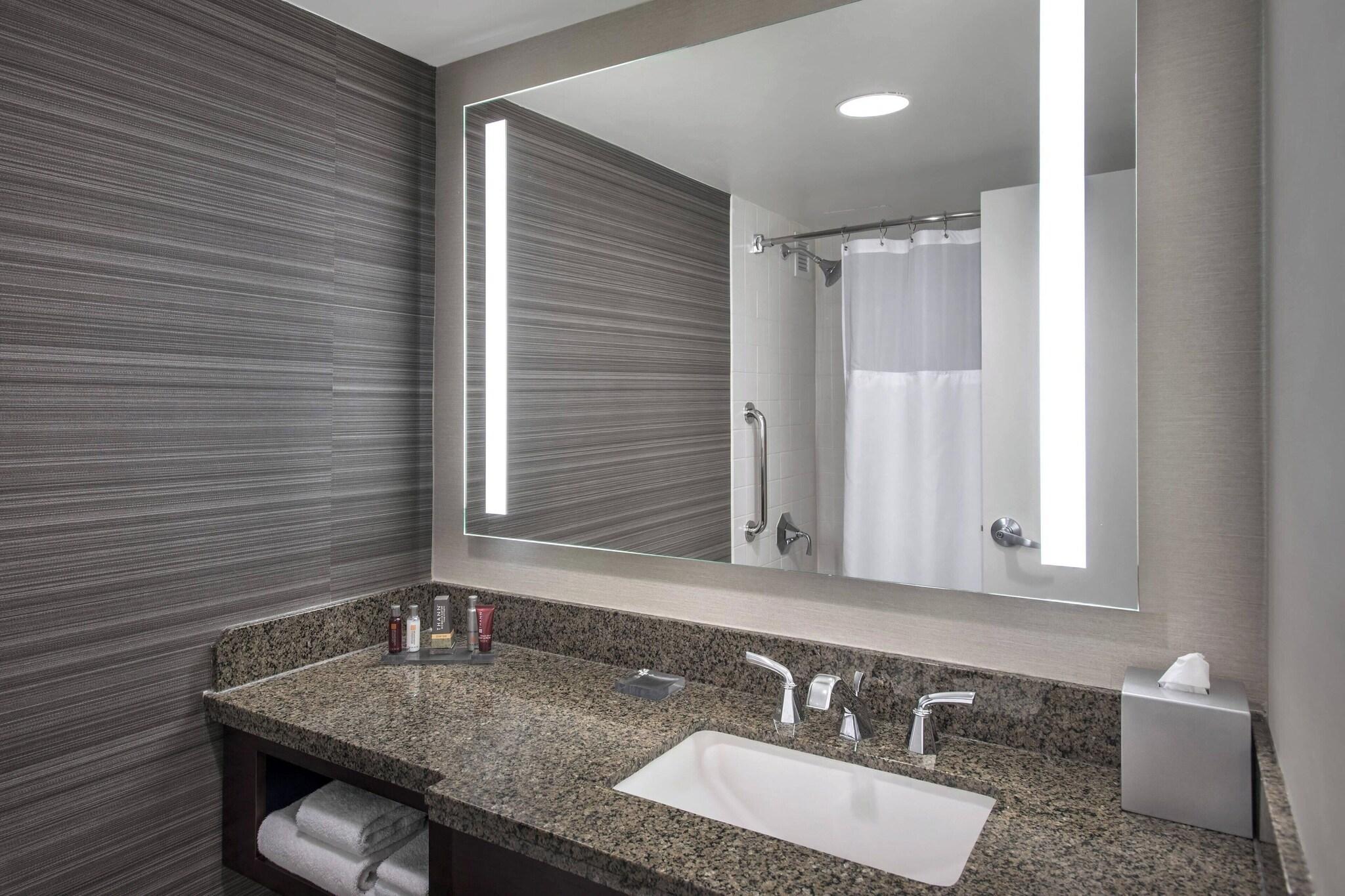 غرفة بسرير مزدوج لذوي الإعاقة، Newark Liberty International Airport Marriott 5/5