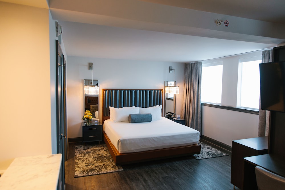 DELUXE, SUITE, KING BED