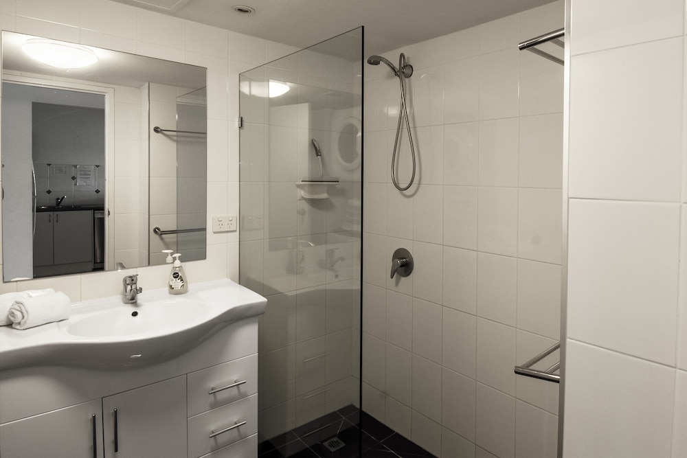 شقة بسرير كوين بإطلالة على الحديقة بغرفة نوم واحدة، Key Largo Apartments 5/7