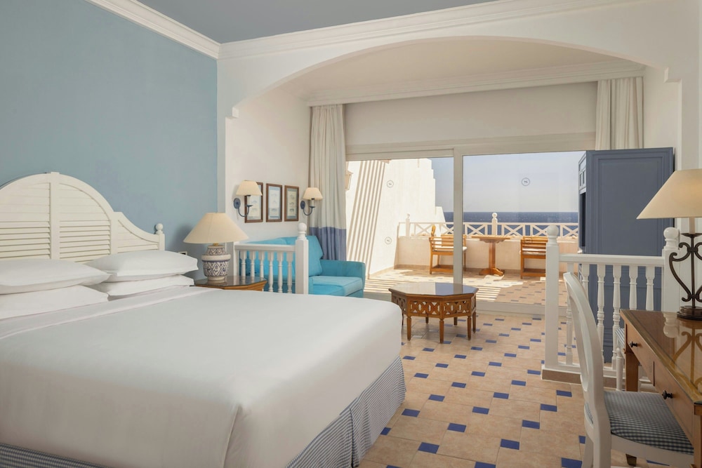 غرفة بسرير كينج بإطلالة على البحر بشرفة